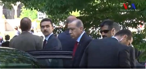 자신의 경호원과 시위대의 무력 충돌 현장에서 대사관저로 이동하는 에르도안 터키 대통령/사진=유튜브 캡처