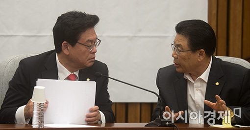 [포토]이야기 나누는 정우택·박맹우