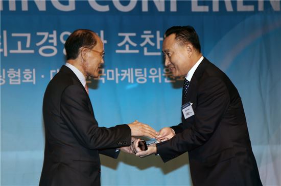 원대연 사단법인 한국마케팅협회 명예회장(왼쪽)이 신임 협회장에 취임한 이해선 코웨이 대표를 축하하고 있다. 