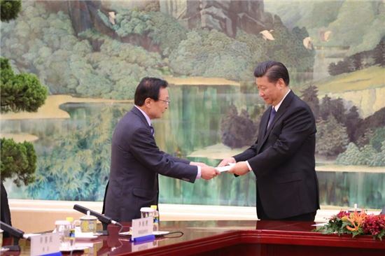 문재인 대통령의 중국 특사인 이해찬 전 국무총리(왼쪽)가 시진핑 중국 국가주석에게 문 대통령의 친서를 전달하고 있다.[사진=베이징 공동취재단]