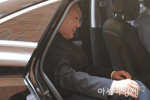 [포토]차에 오르는 윤석열 신임 서울중앙지검장 