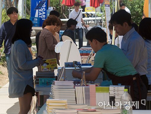 [포토]경의선책거리, 책축제 찾은 시민들