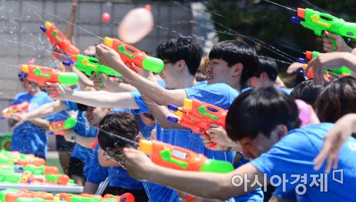 [포토]더위 날리는 물총 싸움 