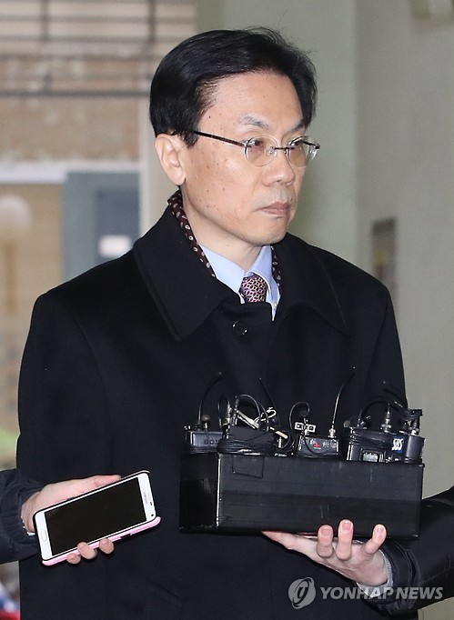 법원, '블랙리스트 재판'에 김희범 前문체부 차관 강제구인 