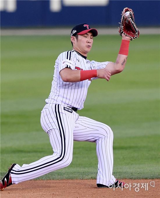 [포토]오지환, '라인드라이브 타구 잡았어'