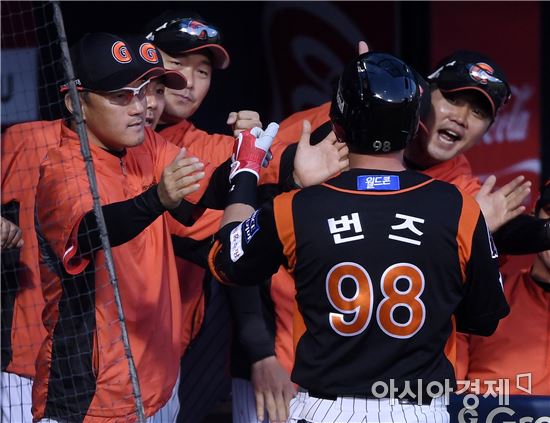 [포토]조원우 감독 '번즈, 역전포 좋았어'