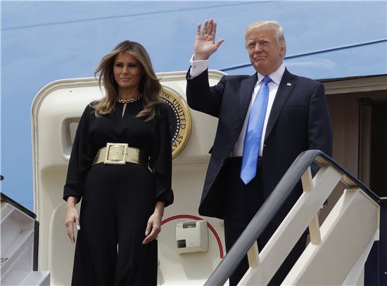 취임 후 첫 해외 순방국인 사우디아라비아에 도착한 트럼프 대통령 부부. (사진=AP연합)