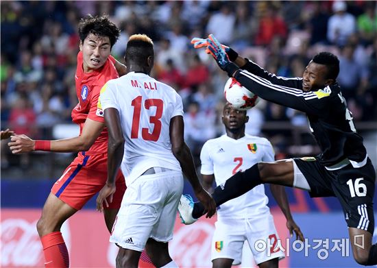 [포토]정태욱, '골키퍼 선방에 막히 헤더'