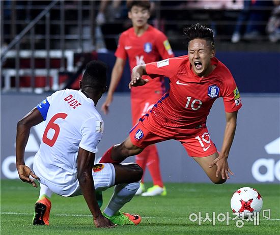 [포토]이승우, '태클이 너무 거칠어'