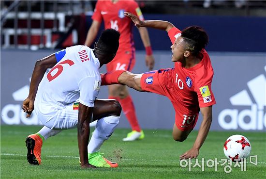 [포토]거친 태클에 넘어지는 이승우