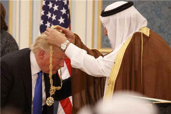 살만 사우디 국왕으로부터 훈장을 받고 있는 도널드 트럼프 미국 대통령. (사진=AP연합)