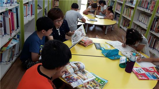 도란도란 작은도서관 마을사서가 동화책 읽어주기 활동을 하고 있다