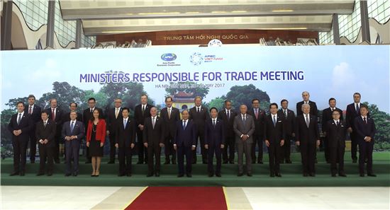 21일 베트남 하노이에서 열린 아시아·태평양경제협력체(APEC) 통상장관 회의에 참석한 각국 인사들이 기념촬영을 하고 있다. (사진=AP연합)