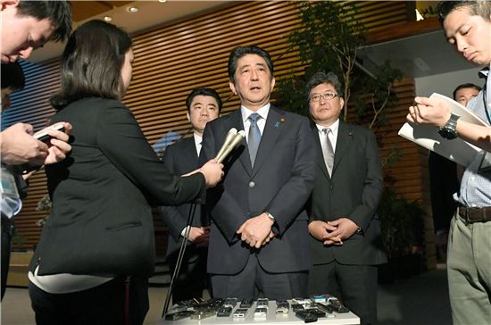 日 강타한 '사학스캔들'…아베 총리 지지율 30%대 추락