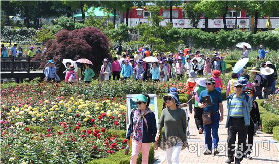 휴일인 21일 곡성장미축제장인 기차마을에 관광객들로  하루종일 붐볐다. 노해섭 기자 nogary@
