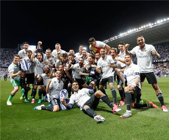 레알, 5년 만에 리그 정상…호날두는 우승컵, 메시는 득점왕 차지