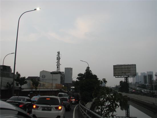 ▲출근시간 교통지옥으로 악명 높은 자카르타 도로 위를 차들이 점령하고 있다. 