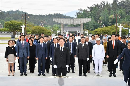 이재명 성남시장이 광주 518 민주묘역을 참배하고 있다. 