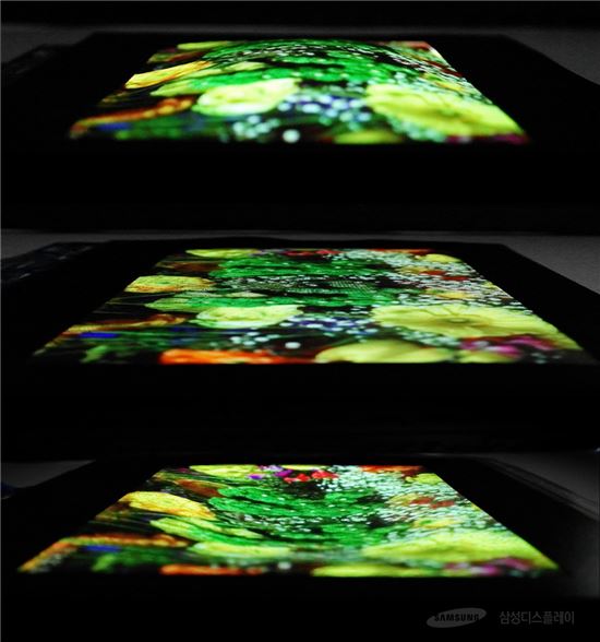 삼성디스플레이가 SID 2017에서 공개한 세계 최초의 9.1형 스트레처블(stretchable) OLED로 화면 양면이 모두 늘어나는 특성을 구현했다.
