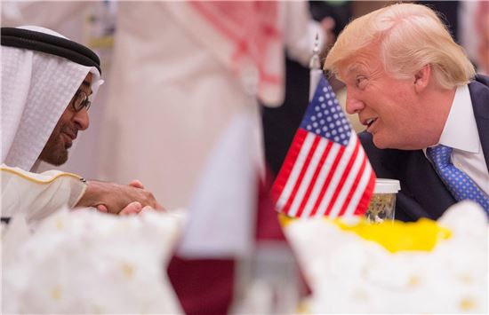 취임 후 첫 해외 순방에 나선 도널드 트럼프 미국 대통령이 21일(현지시간) 사우디아라비아의 수도 리야드에서 열린 걸프협력회의(GCC)에서 아랍에미리트 아부다비의 모하메드 빈 자예드 알 나얀 왕자와 악수하며 대화하고 있다. (사진=EPA연합)
