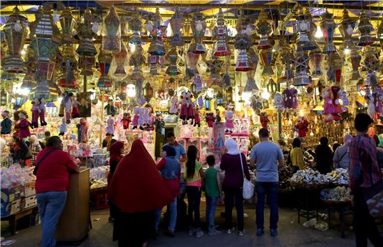 ▲라마단을 앞두고 21일(현지시간) 이집트 카이로의 한 시장에서 물품을 구매하고 있는 시민들. 이집트의 물가상승률은 30%대로 고공행진을 하고 있다. (사진=EPA연합뉴스)
