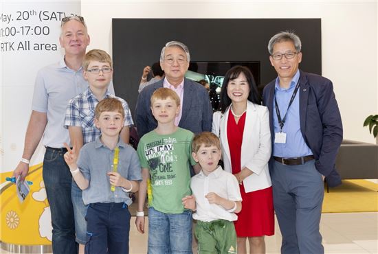 지난 20일 기흥시 르노테크놀로지코리아에서 열린 임직원 가족 초청행사 'RTK 오픈 하우스'에서 박동훈 사장이 외국인 직원 가족들과 기념촬영을 하고 있다.
