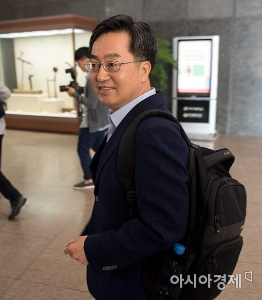 [포토]김동연 경제부총리 지명자, 배낭가방 직접 메고 출근