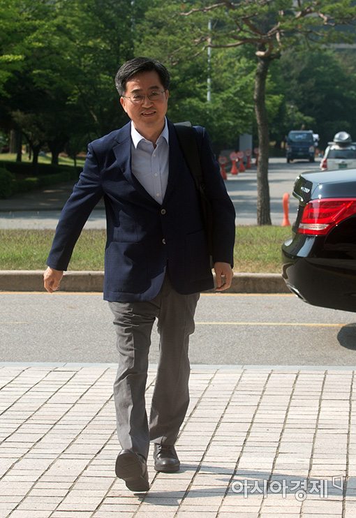 [포토]출근하는 김동연 경제부총리 지명자