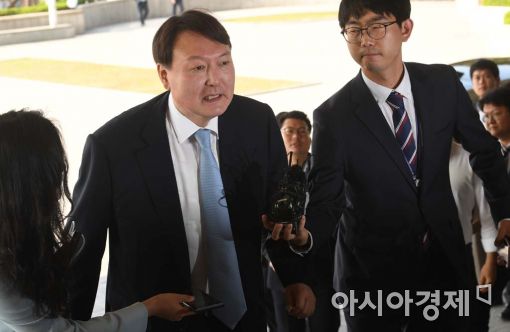 [포토]출근하는 윤석열 신임 서울중앙지검장 