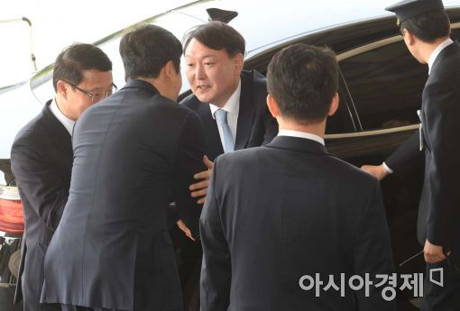 [포토]차장검사들과 인사하는 윤석열 