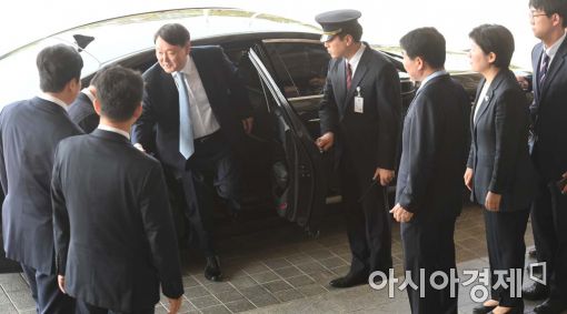 [포토]차장검사들과 인사하는 윤석열 서울중앙지검장 