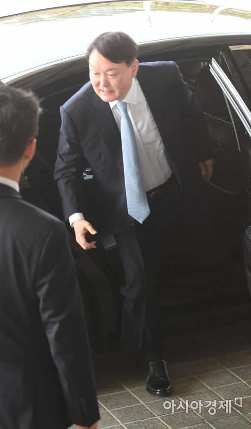 [포토]차에서 내리는 윤석열 서울중앙지검장 