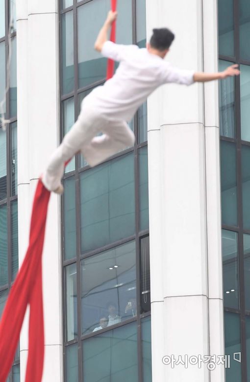 [포토]하늘을 나는 예술 공연 