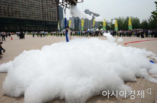 [포토]서울광장에 내려 앉은 구름 