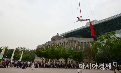 [포토]서울시청 위를 날아서 