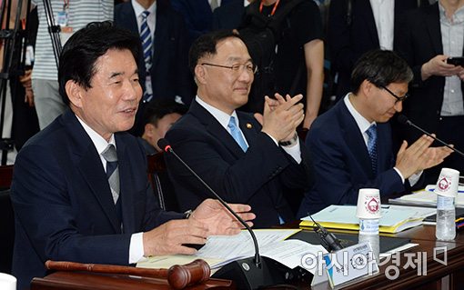 [포토]미소 짓는 김진표 위원장