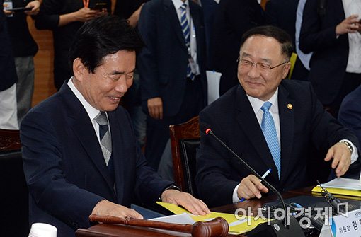 [포토]여유 있는 미소 보이는 김진표 위원장