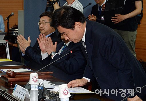 [포토]인사하는 김진표 국정기획자문위원장