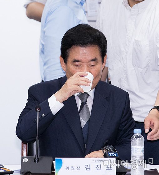 [포토]물 마시는 김진표 위원장