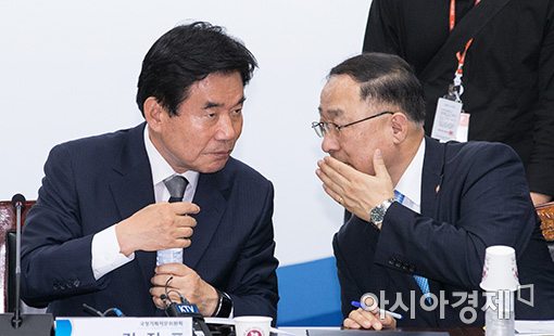 [포토]의견 나누는 김진표·홍남기