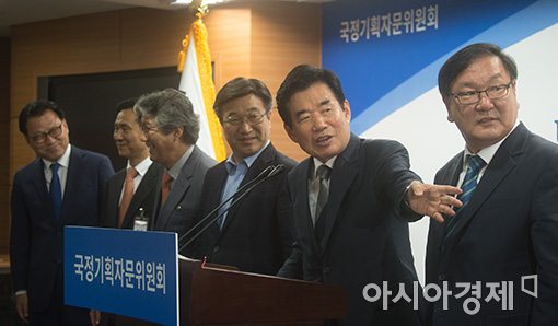 [포토]국정기획자문위원회 소개하는 김진표 위원장