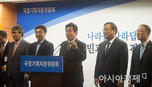 김진표 국정기획자문위원장이 22일 첫 회의를 마친 후 분과위원장들을 소개하고 있다.