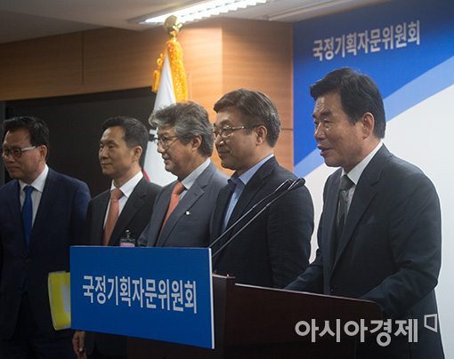 김진표 국정기획자문위원장(사진 오른쪽)이 인사말을 하고 있다.