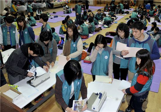 ‘이면지 재활용 노트’를 만들고 있는 모습