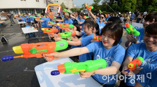 [포토]물총 맛 좀 봐라!