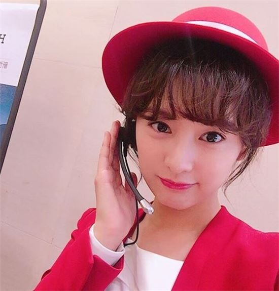 '쌈 마이웨이' 배우 김지원이 인포데스커로 분한 사진을 올렸다/ 사진=김지원 인스타그램