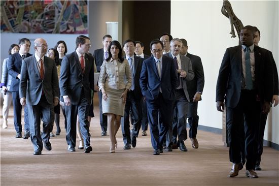 미국 뉴욕 UN본부에서 열린 안전보장이사회(안보리)에 참석하기 위해 이동 중인 유엔 주재 대사들. (사진=EPA연합)