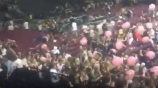 22일(현지시간) 맨체스터 경기장에서 팝가수 아리아나 그란데의 콘서트 도중 발생한 폭발 사고 직후 관객들이 황급히 대피하고 있는 모습. (사진=유튜브 영상 캡처)