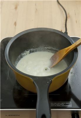 3. 베사멜 소스를 만든다. 냄비에 버터와 체에 내린 밀가루를 넣어 말갛게 익을 때까지 볶다가 우유 1컵을 넣어가며 풀어 걸쭉해지면 소금과 후춧가루로 간을 한다.