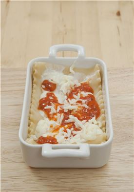 6. 모차렐라 치즈, 파르메산 치즈가루를 골고루 뿌려 200℃로 예열한 오븐에 넣어 10~15분 정도 굽는다.